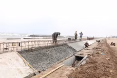 En la comuna de Hai Thinh, provincia de Ninh Binh, se están completando gradualmente proyectos de diques destinados a hacer frente al riesgo de erosión y al aumento del nivel del mar. (Foto: VNA)
