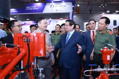 El primer ministro de Vietnam, Pham Minh Chinh, visita la Exposición Internacional sobre Técnicas y Equipos de Seguridad contra Incendios y Rescate 2025 (Foto: VNA)
