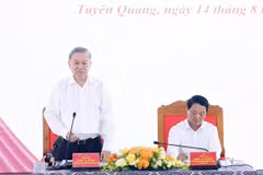 El secretario general del Partido Comunista de Vietnam, To Lam, trabaja con el Comité partidista de Tuyen Quang (Foto: VNA)