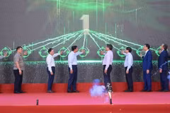 Acto de inauguración de la primera línea de envasado de alimentos en papel Tetra Recart® en Vietnam (Foto: nhandan.vn)