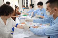 El barrio de Bach Mai (Hanoi) organiza chequeos médicos gratuitos para sus residentes. (Foto: VNA)
