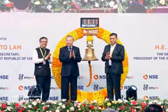 El secretario general del Partido Comunista de Vietnam y presidente del país, To Lam, toca la campana en la Bolsa Nacional de Valores de la India.(Foto: VNA)