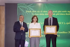 Honran a representantes de ONG internacionales en el evento. (Foto: VNA)