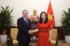 La viceministra de Relaciones Exteriores Le Thi Thu Hang recibe al viceministro de Empresas y Made in Italy Valentino Valentini (Foto: baoquocte.vn)