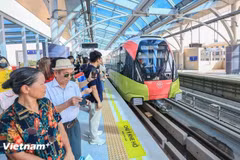 Los viajeros esperan el tren en la línea de metro Nhon-Ha Noi (Foto: VietnamPlus)