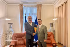 El embajador de Vietnam en París, Trinh Duc Hai, se reúne con Taylan Coskun, miembro del Buró Político del PCF a cargo de las relaciones con Vietnam (Foto: VNA)