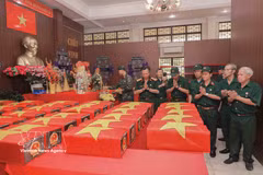Veteranos rinden homenaje a sus compañeros caídos en la morgue donde conserva los restos de los mártires recuperados en el Parque Le Thi Rieng, en Ciudad Ho Chi Minh. (Foto: VNA)