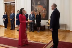 La embajadora de Vietnam, Nguyen Thi Minh Nguyet, presenta sus cartas credenciales al presidente búlgaro, Rumen Radev. (Foto: VNA)