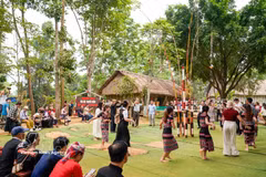 Intercambio cultural en el espacio de la etnia Bana en la Aldea de Cultura y Turismo de las Nacionalidades de Vietnam, en Hanoi (Foto: VNA)