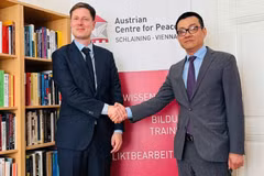 El embajador de Vietnam en Austria, Vu Le Thai Hoang (derecha), se reúne con Tobias Lang, director del Centro Austriaco para la Paz. (Foto: VNA)