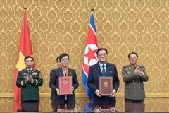 La directora general de la VNA, Vu Viet Trang, y el presidente de la KCNA, Kim Pyong Ho, en la ceremonia de rúbrica (Foto: VNA)