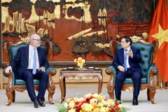 El primer ministro de Vietnam, Pham Minh Chinh, dialoga con Tomas Heidar, presidente del ITLOS (Foto: VNA)