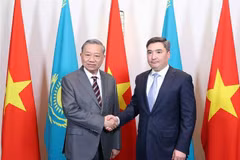 El secretario general del Partido Comunista de Vietnam, To Lam (izquierda), se reúne con el primer ministro kazajo, Olzhas Bektenov (Foto: VNA)