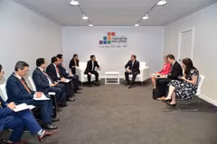 En la reunión entre el viceprimer ministro vietnamita Ho Duc Phoc y el ministro de Comercio Exterior y Cooperación al Desarrollo de Finlandia, Ville Tavio (Fuente: VNA)