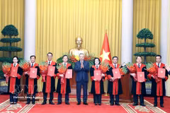 El secretario general del Partido Comunista de Vietnam y presidente de la República, To Lam, entrega las decisiones de nombramiento a los jueces del Tribunal Popular Supremo. (Foto: VNA)