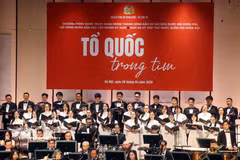 El concierto "La patria en el corazón" se celebró en el Teatro de la Ópera Ho Guom en Hanoi.(Foto: VNA)