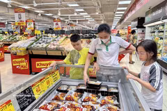Los supermercados en Ciudad Ho Chi Minh aumentan activamente las promociones y programas de estabilización de precios en medio de las fluctuaciones del mercado. (Foto: VNA)