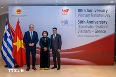La embajadora Pham Thi Thu Huong (centro) y el viceministro de Desarrollo de Grecia, Stavros Kalafatis (izquierda), en la ceremonia. (Foto: VNA)