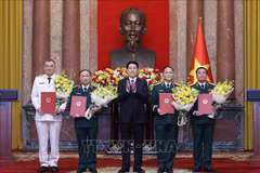 El presidente de Vietnam, Luong Cuong (centro), otorga rango de Coronel General a altos oficiales del Ejército y la Policía. (Foto: VNA)