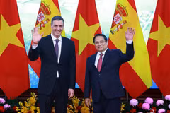 El primer ministro de Vietnam, Pham Minh Chinh (derecha), y el presidente del Gobierno de España, Pedro Sánchez (Foto: VNA)