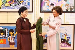 Ngo Phuong Ly (izq.), esposa del secretario general del Partido Comunista de Vietnam, To Lam, presenta un Ao Dai (túnica tradicional vietnamita) a la directora general de la UNESCO, Audrey Azoulay. (Foto: tuoitre.vn)