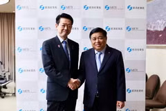 El viceprimer ministro vietnamita Nguyen Chi Dung (derecha) se reúne con el ministro de Economía, Comercio e Industria de Japón, Muto Yoji (Foto: VNA)