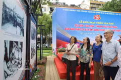Residentes locales visitan la exposición (Foto: VNA)