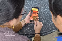 Los residentes de la comuna de Bo Trach, provincia de Quang Tri, observan un breve vídeo animado creado con inteligencia artificial por la policía para concienciar a la población y advertir sobre la delincuencia. (Foto: VNA)
