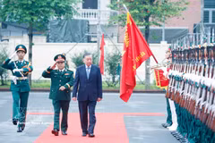 El secretario general del Partido y presidente de la República, To Lam, asiste a la conmemoración por el 80.º aniversario del Día Tradicional de la Fuerza de Artillería y Misiles. (Foto: VNA)