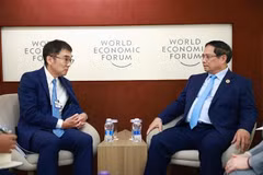 El primer ministro de Vietnam, Pham Minh Chinh (derecha), conversa con el profesor Tetsuya Watanabe, presidente del ERIA (Foto: VNA)