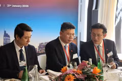 El viceministro de Relaciones Exteriores Le Anh Tuan (primero, izquierda) y Hoang Nguyen Dinh, vicepresidente del Comité Popular de Ciudad Ho Chi Minh (centro), en el evento (Foto: VNA)