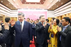 El secretario general del Partido Comunista de Vietnam, To Lam (derecha), y el secretario general del Partido Comunista de China y presidente del país vecino, Xi Jinping, asisten al encuentro amistoso entre los dos pueblos (Foto: VNA)