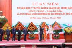 El secretario general To Lam coloca la Orden Ho Chi Minh en la bandera tradicional de la Comisión de Asuntos Internos del Comité Central del Partido (Foto: VNA)