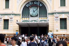 La Oficina Central de Correos de Ciudad Ho Chi Minh atrae a un gran número de visitantes (Foto: VNA)