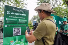 Un hombre escanea el código QR de la plataforma de comercio electrónico VinachemMart (Foto: VNA)