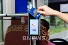 Los pasajeros podrán abonar directamente al subir al autobús con solo acercar su tarjeta ATM nacional NAPAS (Foto: VNA)