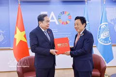 El presidente de la Asamblea Nacional, Tran Thanh Man (izquierda), regala un libro al director general de la FAO, Qu Dongyu. (Foto: VNA)
