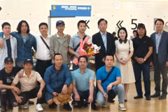 Funcionarios de la Embajada de Vietnam en Corea del Sur se reúnen con los marineros y los despiden antes de su partida rumbo a Vietnam. (Foto: Embajada de Vietnam en Corea del Sur).