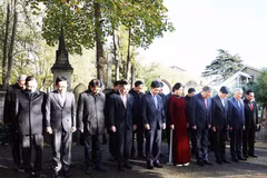 El secretario general del PCV, To Lam, y su esposa, junto con una delegación vietnamita de alto rango, rinden homenaje al dirigente del proletariado Karl Marx en su tumba (Foto: VNA)