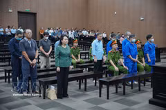Los acusados ​​escuchan mientras el tribunal pronuncia las sentencias. (Foto: VNA)