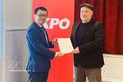El embajador de Vietnam en Austria, Vu Le Thai Hoang, entrega la carta de agradecimiento del Comité Central del PCV al presidente del KPÖ, Günther Hopfgartner. (Foto: VNA)