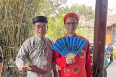 Los diplomáticos extranjeros se visten de trajes tradicionales vietnamitas (Foto: VNA)