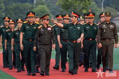 El general Phan Van Giang, viceprimer ministro y ministro de Defensa de Vietnam; el general Khamliang Outhakaysone, viceprimer ministro y ministro de Defensa de Laos; y el general Tea Seiha, viceprimer ministro y titular de Defensa de Camboya, participan en la cita. (Foto: qdnd.vn)