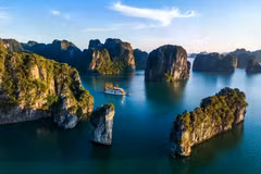 Un crucero navega en el complejo Bahía de Ha Long-Archipiélago de Cat Ba. (Foto: Vietnam+)