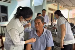 Un equipo de atención médica continua de la comuna de Dat Do ofrece chequeos a domicilio a los lugareños. (Foto: VNA)