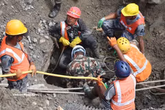 Los rescatistas salvan a los trabajadores atrapados en el túnel hidroeléctrico Trishul 3A después de inundaciones repentinas en el distrito de Rasuwa, Nepal, el 4 de septiembre de 2026. (Foto: Xinhua/VNA)
