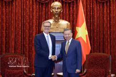 El secretario general del Partido Comunista de Vietnam y presidente del país, To Lam (derecha), recibe al embajador de Francia en Hanoi, Olivier Brochet. (Foto: VNA)
