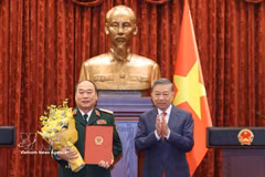 El secretario general del Partido Comunista de Vietnam y presidente de la República, To Lam (derecha), entrega la decisión sobre el ascenso al rango de coronel general al teniente general Le Quang Dao, subjefe del Estado Mayor General del Ejército Popular de Vietnam. (Foto: VNA)