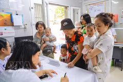 Las familias llevan a sus hijos a recibir vitamina A en la clínica del barrio de Bach Mai, en Hanoi. (Foto: VNA)