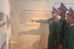 Jóvenes oficial visitan la exposición. (Foto: VNA)